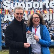 Reading legend returns 40 years on to sign photo for long-time supporter