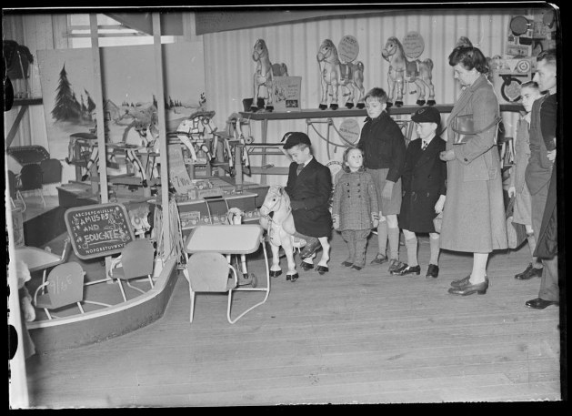 Christmas shopping at Heelas. Credit: Reading Chronicle Collection/ Reading Museum 