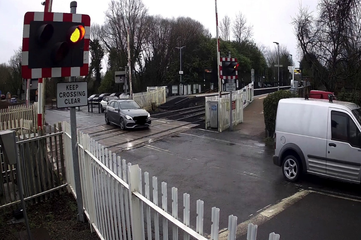 Cars going over the level crossing in Kintbury. Image via BTP