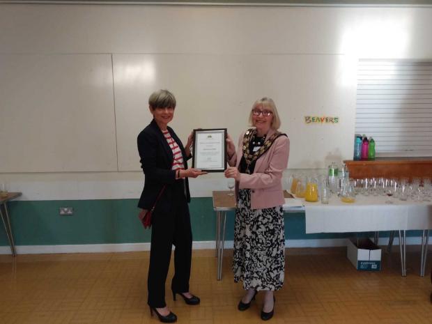 Reading Chronicle: Mary Bather who was honoured with a Service to Earley award for revitalising the Association of Central Earley Residents (ACER), with Town Mayor Cllr Anne Bassett. Credit: James Aldridge, Local Democracy Reporting Service