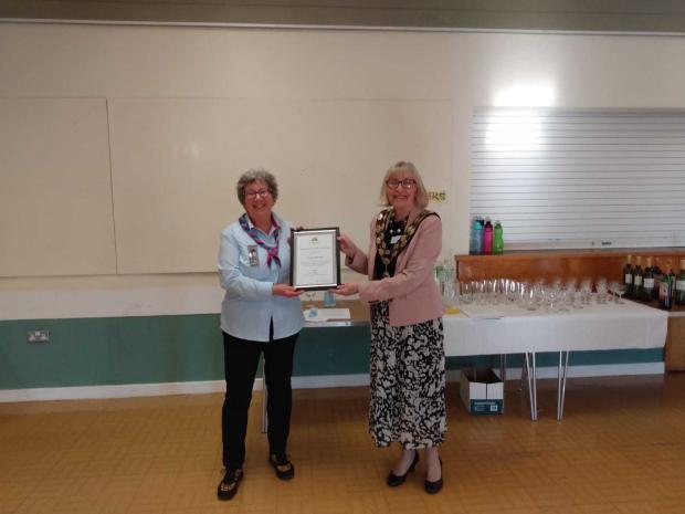 Reading Chronicle: Julie Dennis, who was honoured with a Service to Earley Award for her contributions to the 2nd Earley Rainbows and Brownies, with Town Mayor Cllr Anne Bassett. Credit: James Aldridge, Local Democracy Reporting Service