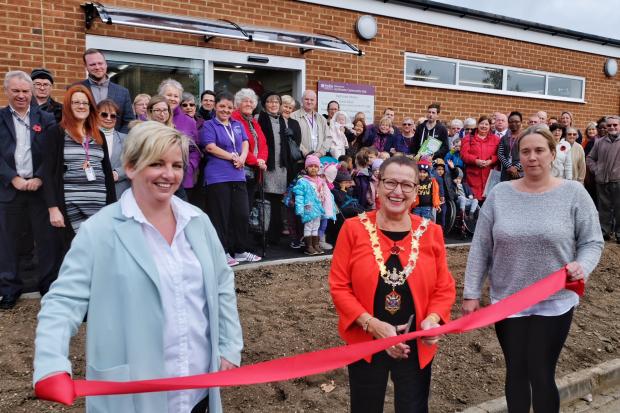 Cutting the tape with Annemarie Byrnes and Zoe Brown 181084 Mayor Debs Edwards opens the Southcote Hub - PIctures: Mike Swift.